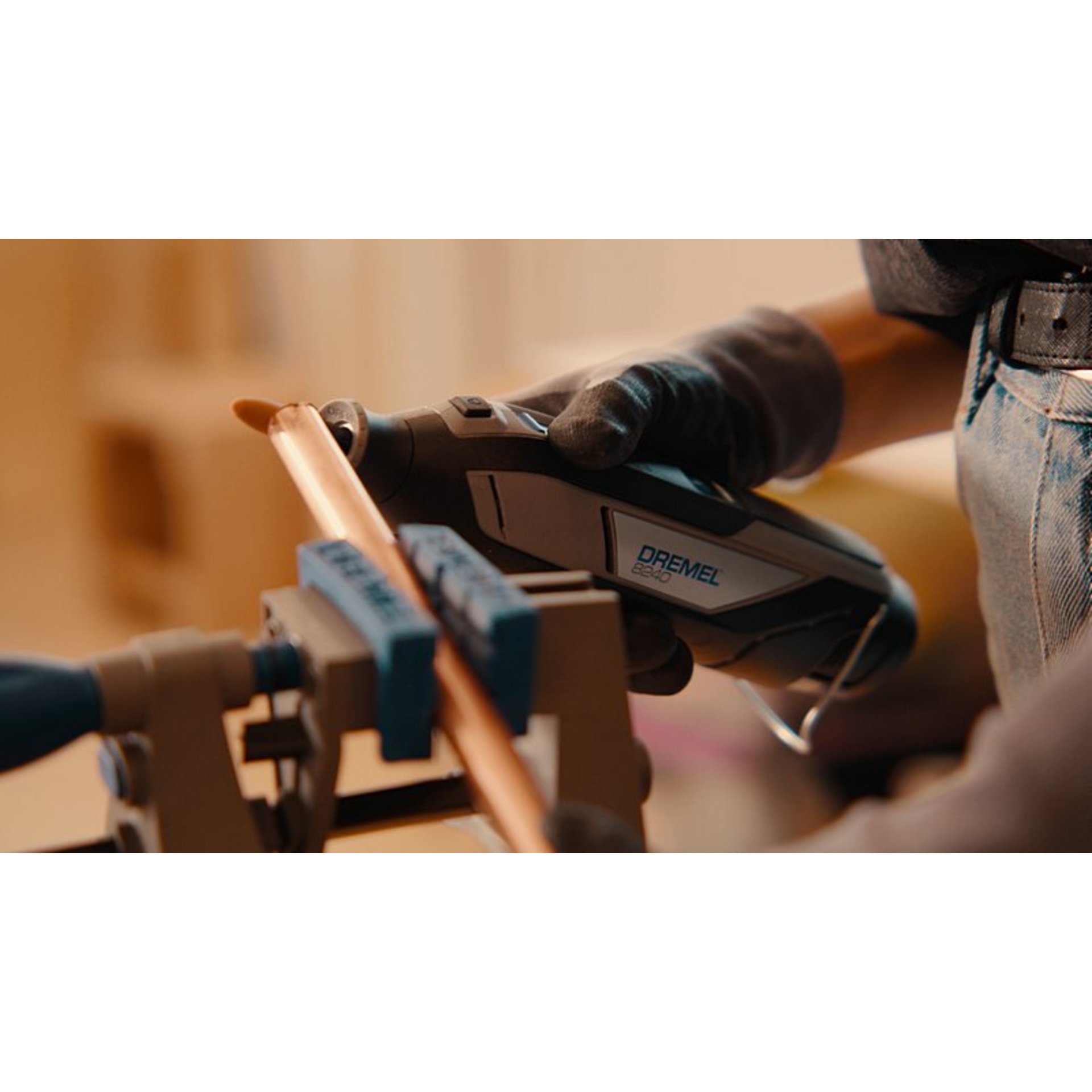 DREMEL® 8240, Kabelloses Multifunktionswerkzeug, 1 x 12-V-2Ah-Akku, 45 Zubehören