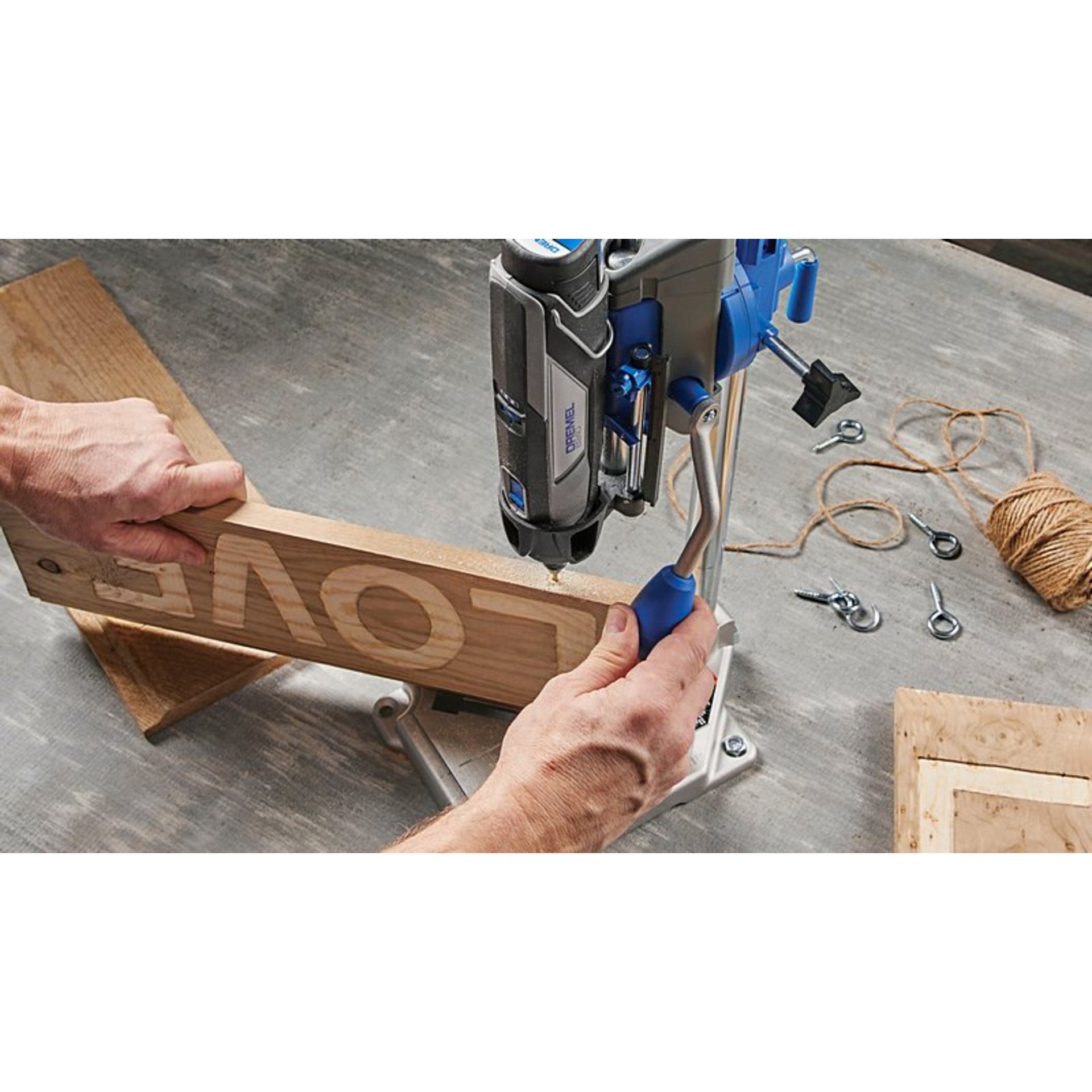 DREMEL® 8240, Kabelloses Multifunktionswerkzeug, 1 x 12-V-2Ah-Akku, 45 Zubehören