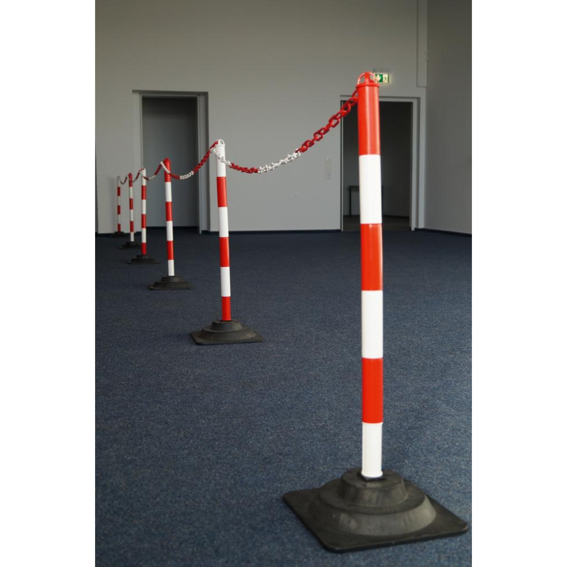 Kettenpfosten-Set EcoMax mit 10 m Absperrkette 3x rot/weiß, 3x weiß/rot,6x Hartgummifuß