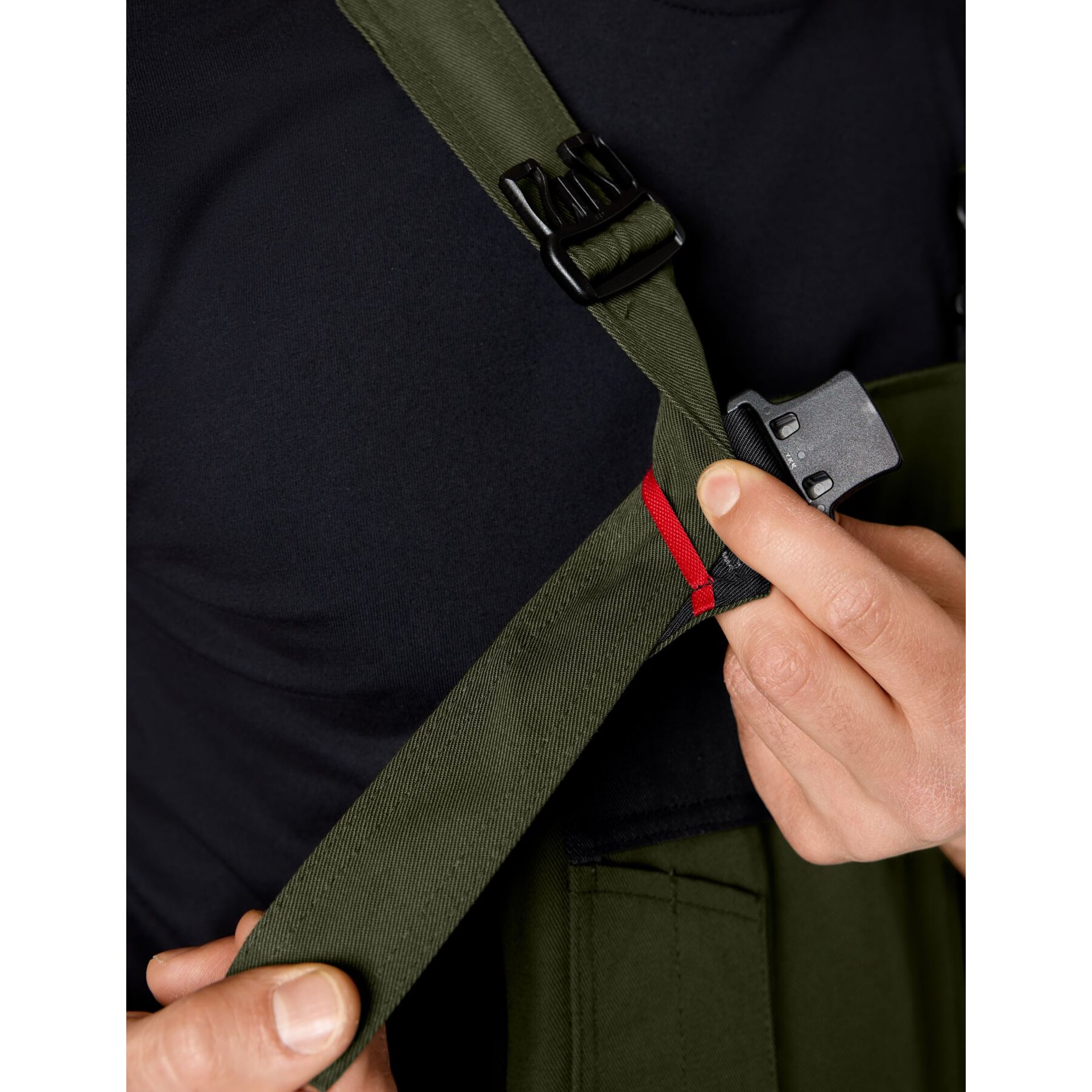 ECKHARD Latzhose oliv-schwarz 54