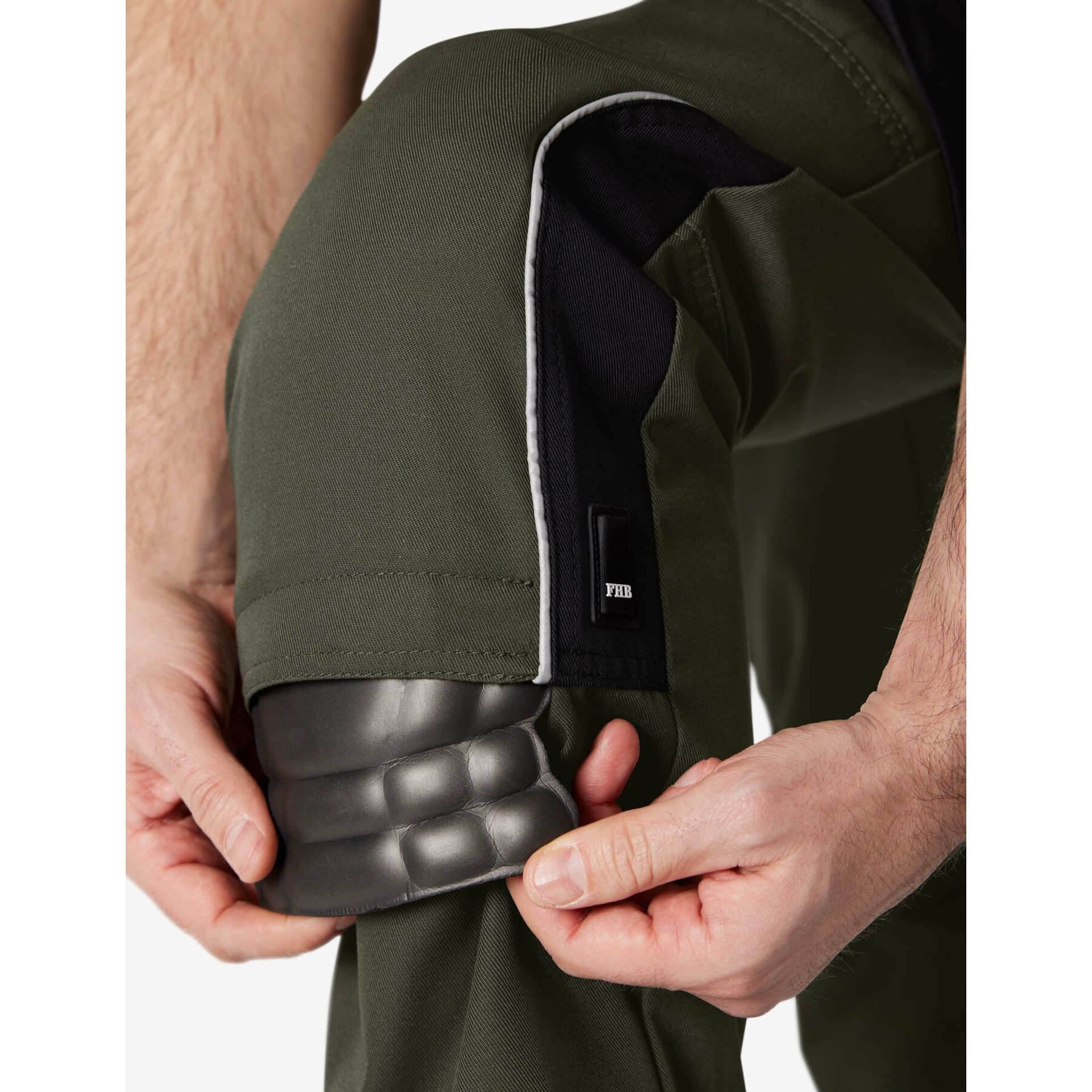 ECKHARD Latzhose oliv-schwarz 54