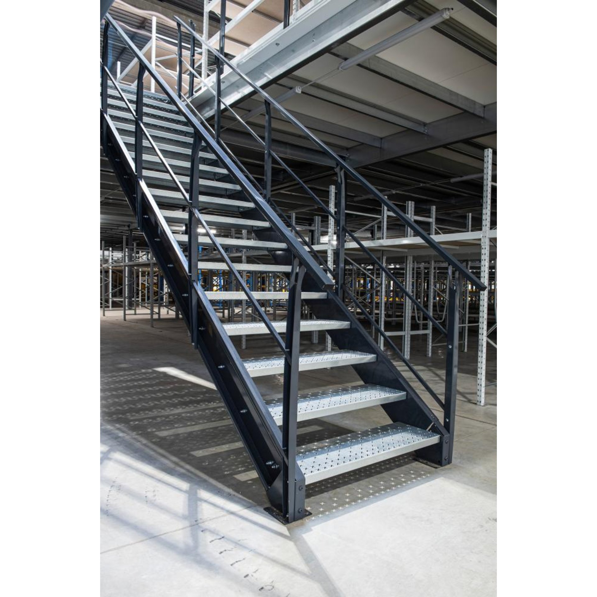 Treppe 38 Grad für Lagerbühne B960mm Lichte Breite 860 mm