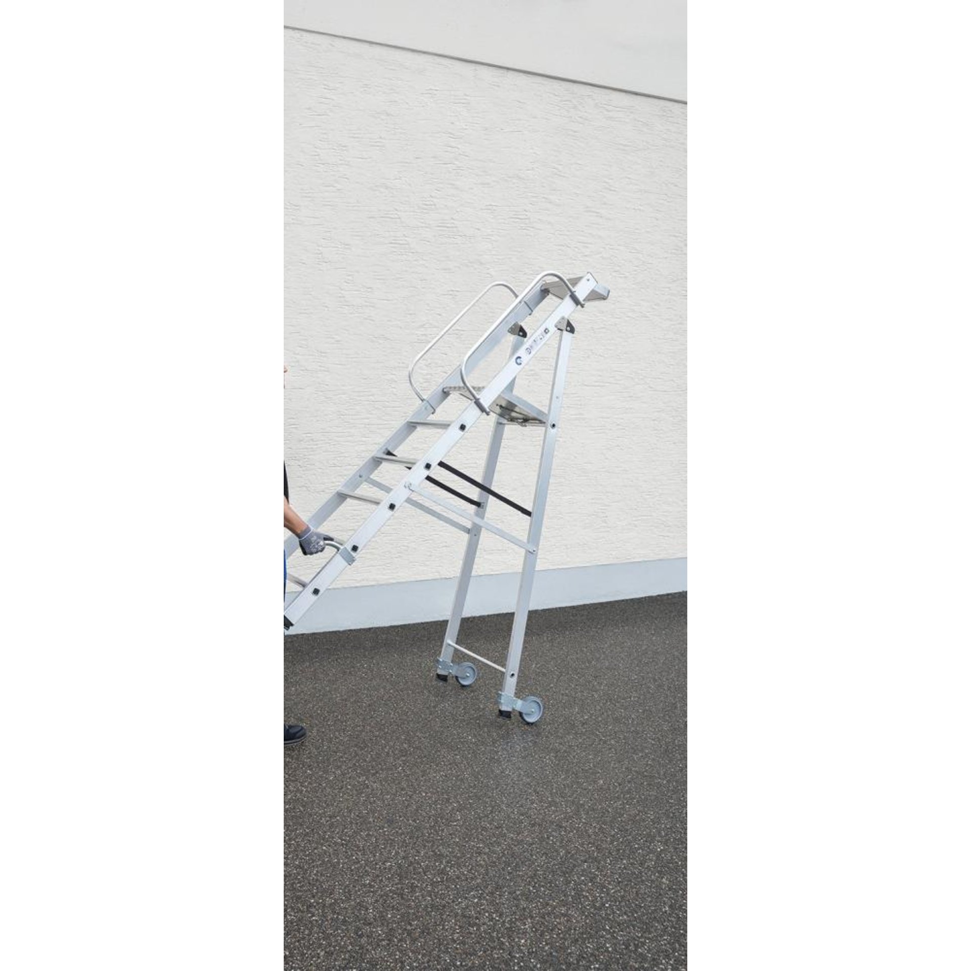 Alu-Stehleiter 4 Stufen, rollbar Gesamthöhe 1,65 m Arbeitshöhe bis 2,95 m