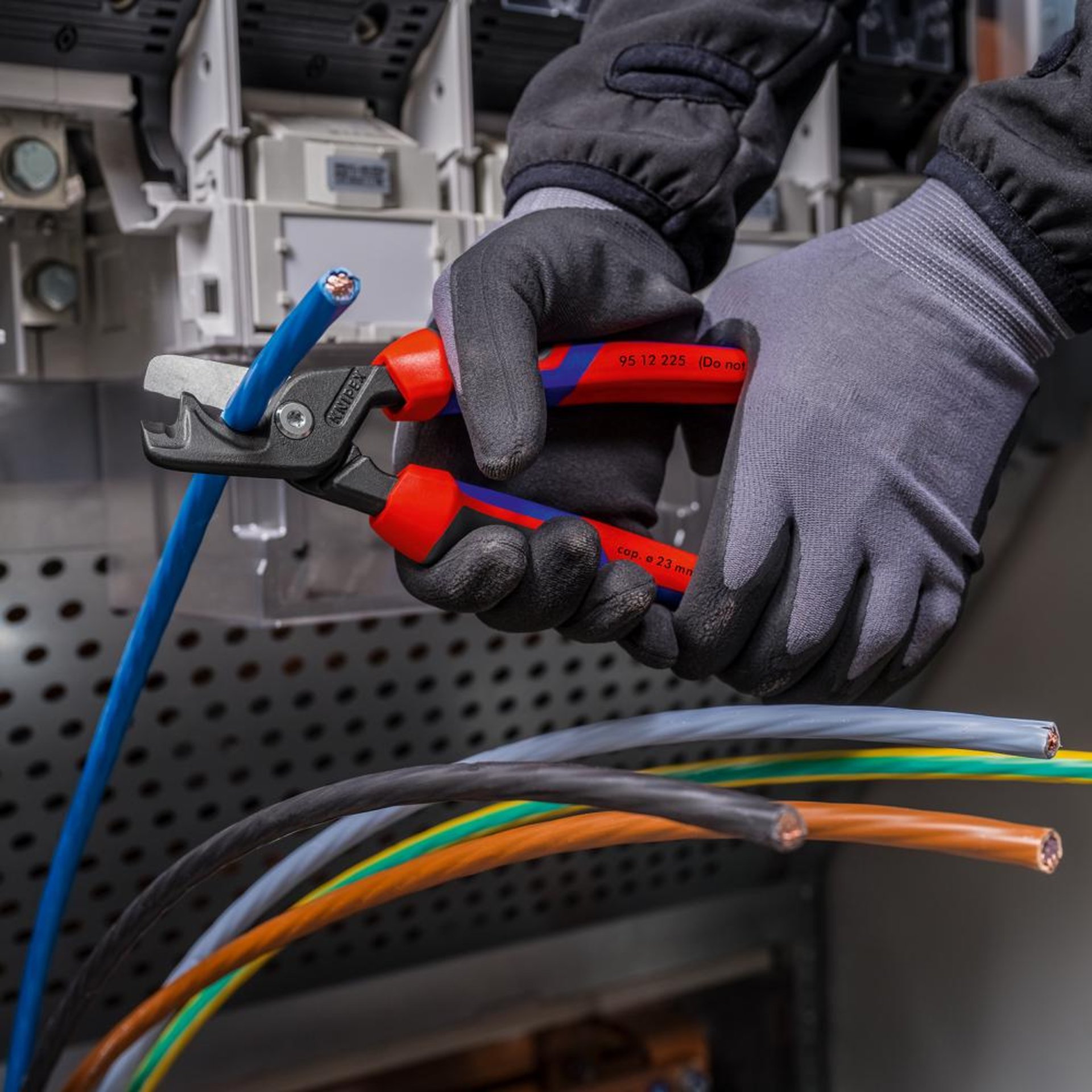 Kabelschere mit Mehrkomponenten-Griffen 225mm KNIPEX