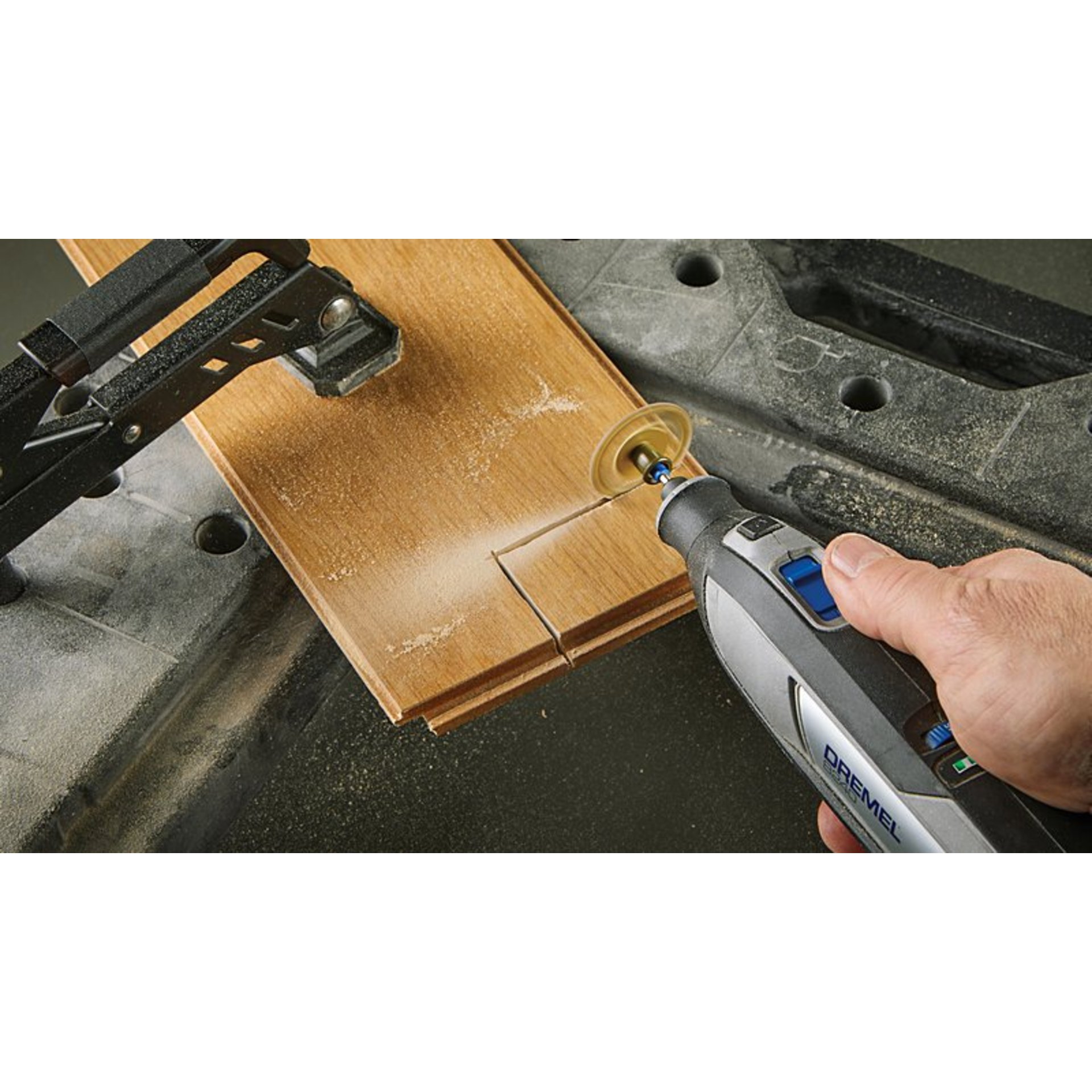 DREMEL® 8240, Kabelloses Multifunktionswerkzeug, 1 x 12-V-2Ah-Akku, 45 Zubehören