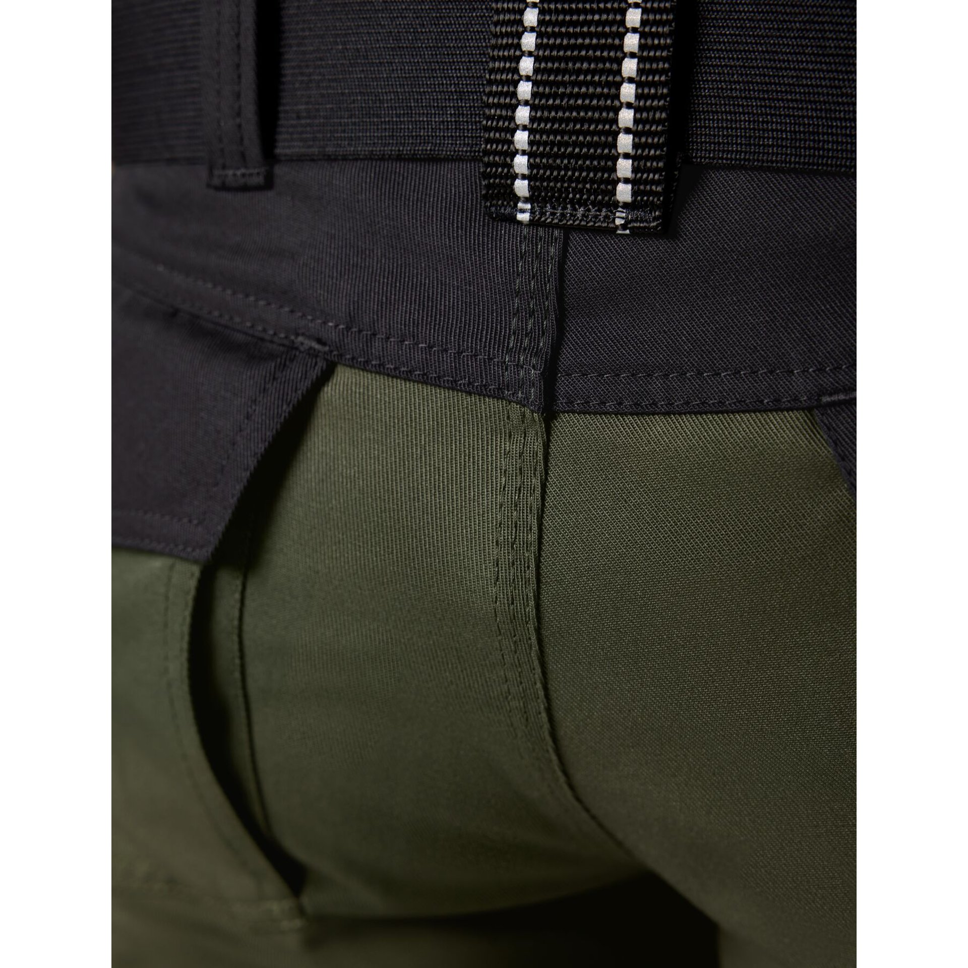 ECKHARD Latzhose oliv-schwarz 54