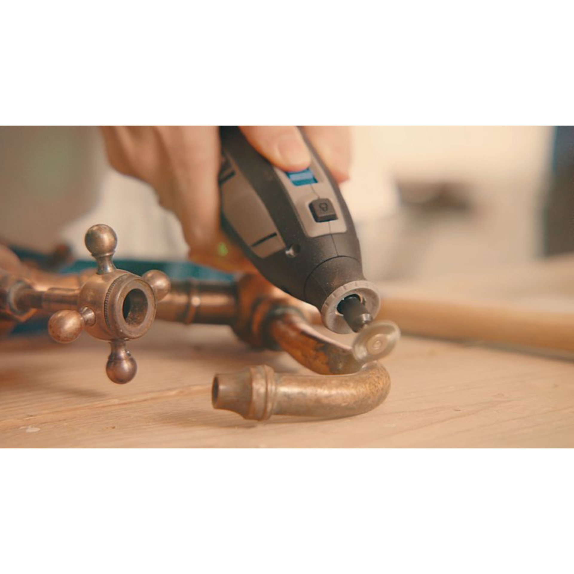 DREMEL® 8240, Kabelloses Multifunktionswerkzeug, 1 x 12-V-2Ah-Akku, 45 Zubehören