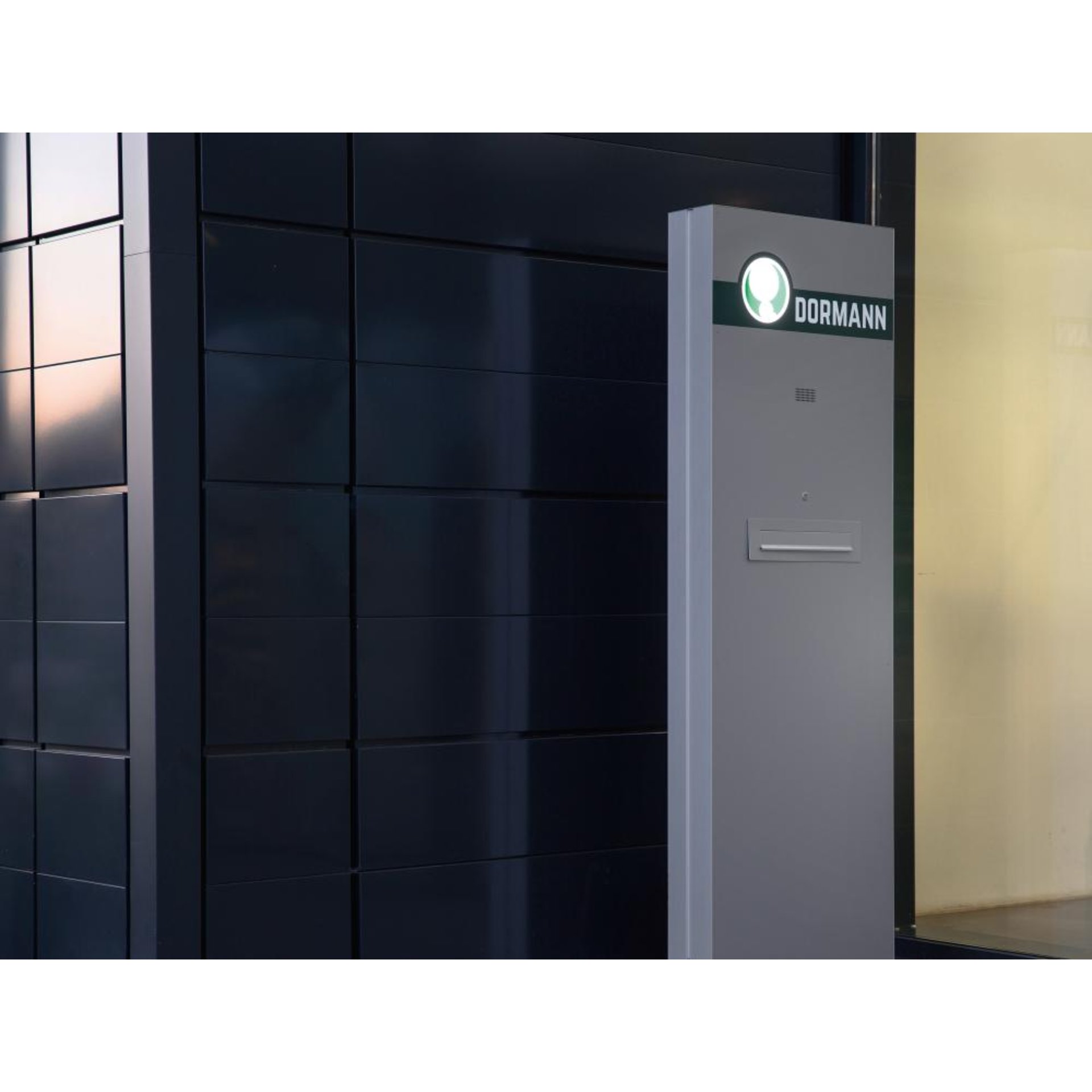 Briefkastenstele Madrid integrieter Briefkasten B730xT167XH2000 mm Aluminiumrahmen elox.