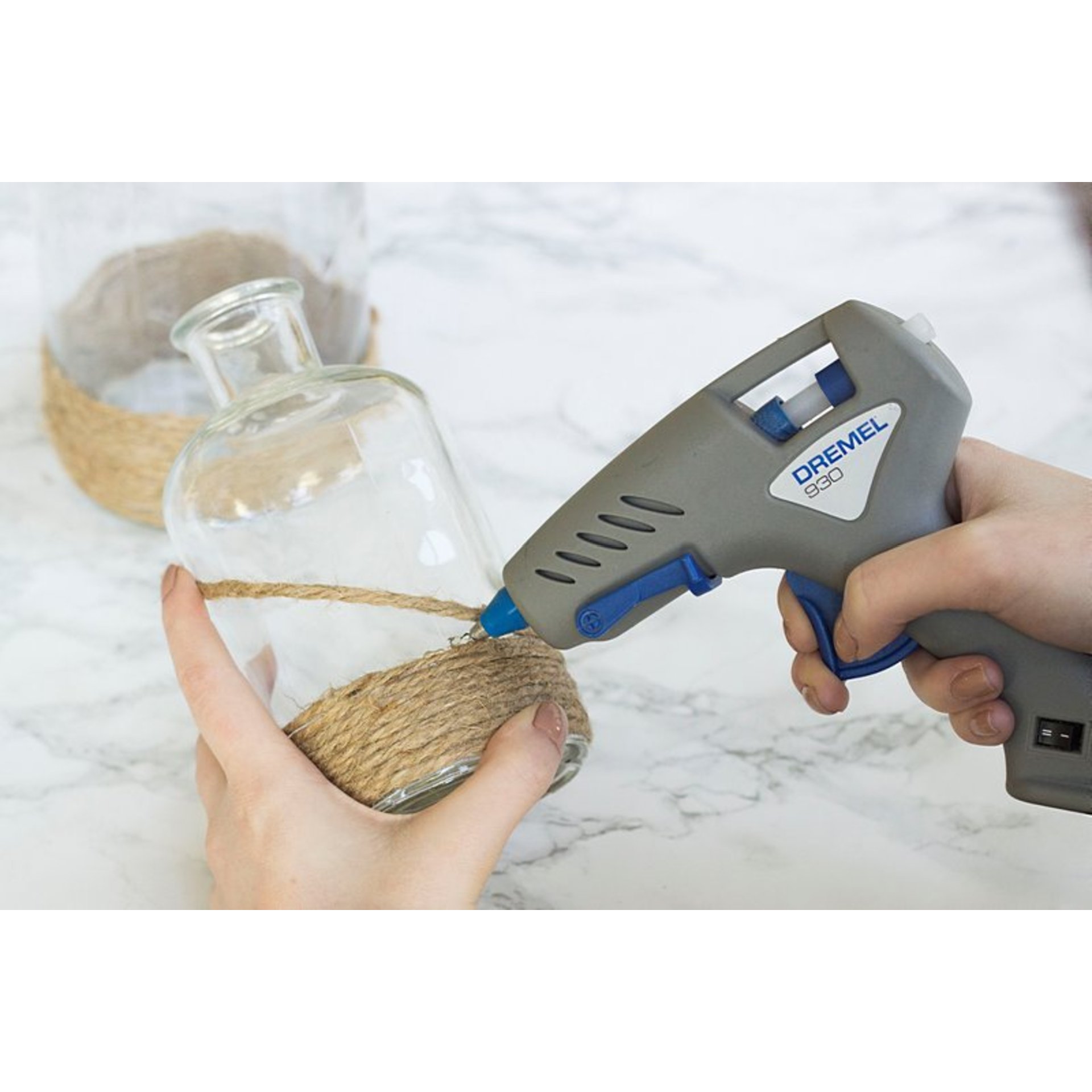DREMEL® Heißklebepistole 930, 12 Farb-Klebestifte (7 mm), 6 Klebestifte (7 mm)